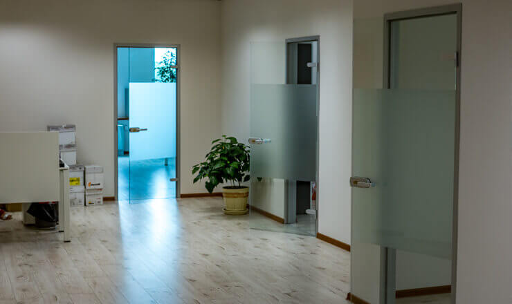 Стеклянные межкомнатные двери