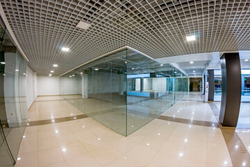 Стеклянные перегородки в торговом центре